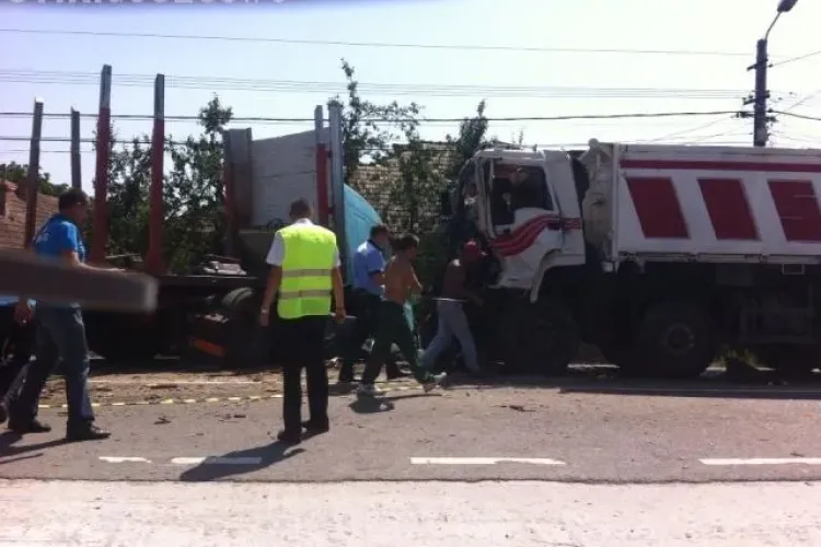 Accident în Câțcău, între două autocamioane. Sunt 2 persoane rănite - VIDEO