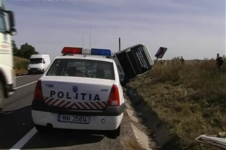 Accident lângă Dej. Cinci persoane sunt rănite și un stâlp electricitate blochează drumul