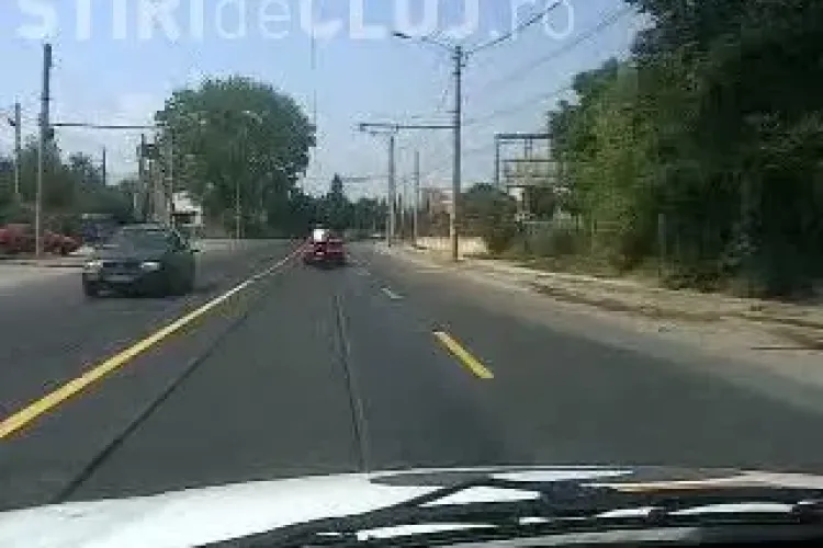 S-a legat cu scuterul de o mașină și a mers așa pe Bulevardul Muncii - FOTO