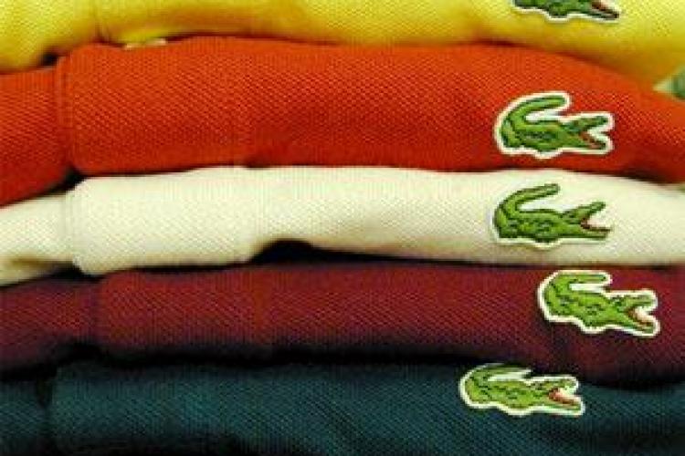 Angajat Lacoste concediat după ce a vândut tricouri de 40.000 de dolari într-o săptămână. Motivul este INCREDIBIL