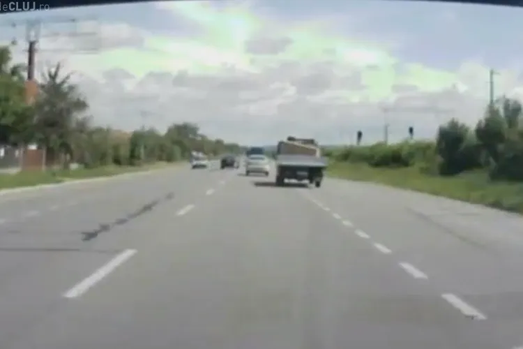 El e ”meseriașul șoselelor”! La Jucu, pe DN 1C, îi bagă în sperieți pe ceilalți șoferi - VIDEO