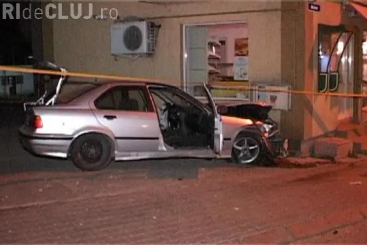 Un vitezoman din Dej și-a făcut praf BMW-ul. A lovit un chioșc de ziare și apoi un zid - VIDEO