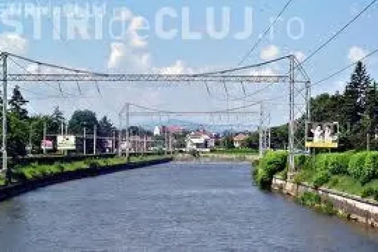 Poluare cu petrol pe Someșul Mic. Sursa poluării este combinatul Carbochim