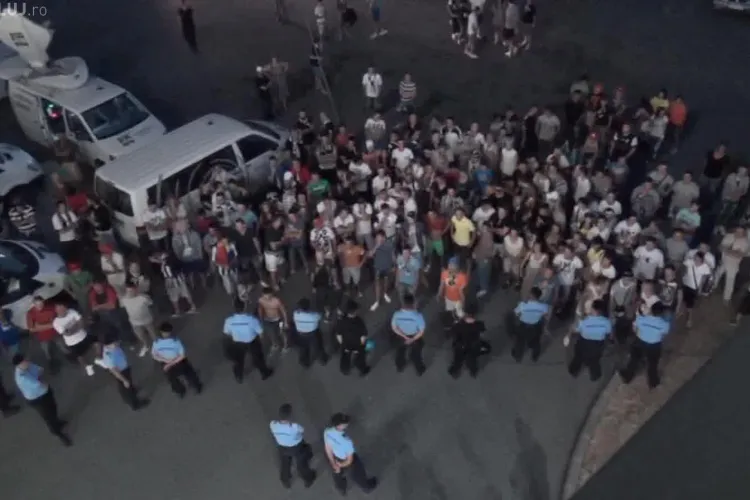 Suporterii U Cluj nu mai ÎNGHIT înfrângerile! S-au adunat în fața Cluj Arena și au cerut DEMISIA - VIDEO