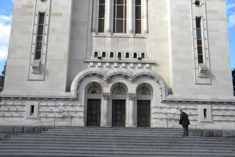 Cerșetor reținut în Piața Avram Iancu! El a furat banii de la Biroul de Pelerinaje