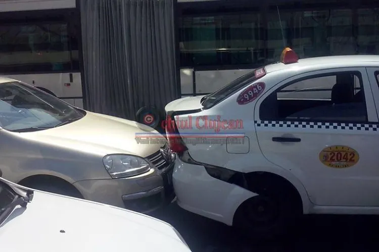 Accident în lant pe 21 decembrie 1989! S-au lovit trei mașini din cauza unui începător - FOTO