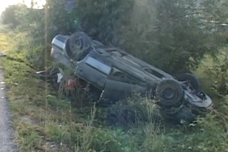 Accident la Dej! Un tânăr beat și fără permis s-a răsturnat cu mașina în afara drumului - VIDEO