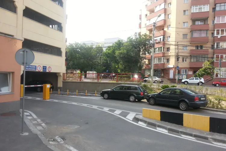 Șmecherii au parcat la intrare în parkingul Minerva, pentru a nu plăti - FOTO