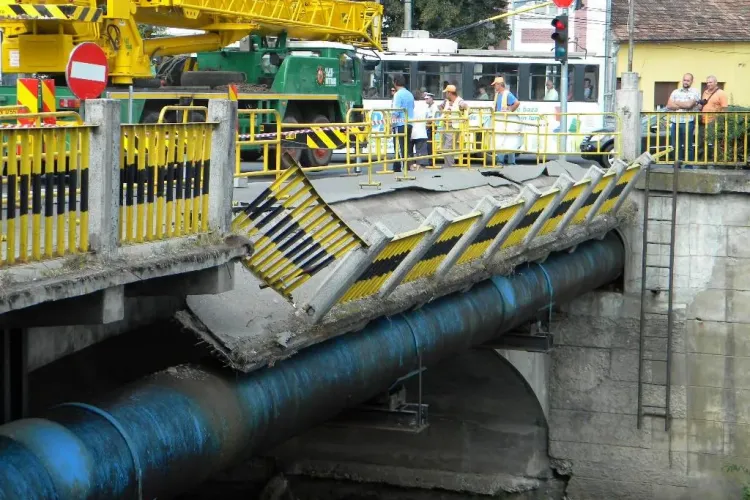 Podul Traian, din Piața Mihai Viteazul, s-a surpat pe o parte: O conductă îl mai ține să nu cadă în Someș FOTO VIDEO