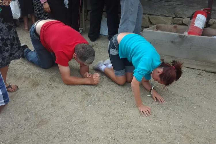 În coate și în genunchi la Nicula, pentru iertarea păcatelor - FOTO