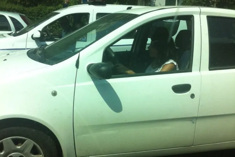 Politiștii din Cluj, surprinși la AGĂȚAT pe Calea Mănăștur: Când va fi Poliția un exemplu - FOTO