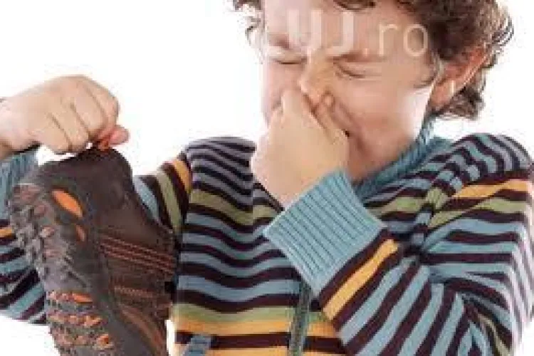 Cele mai bune metode pentru a scăpa de mirosul neplăcut al picioarelor