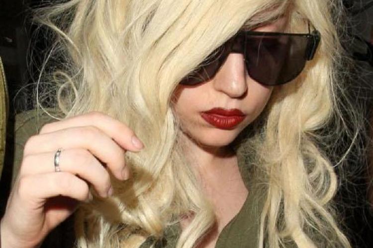 Lady Gaga, în lenjerie intimă la restaurant FOTO