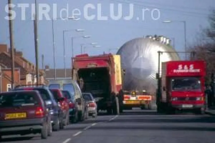 Un transport agabaritic blochează drumul Dej - Cluj-Napoca - Turda. VEZI întreaga rută AFECTATĂ