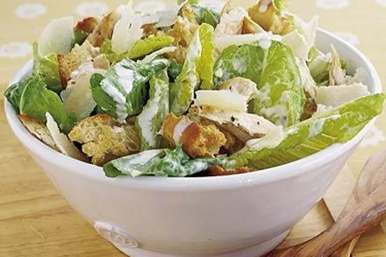 Salatele populare care te îngrașă mai mult decât mâncarea fast-food