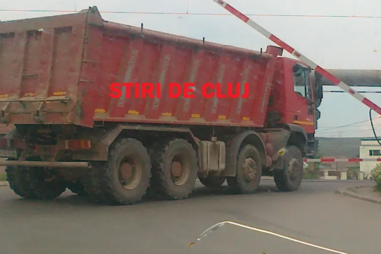 Dorel cu basculanta a BLOCAT, la Cluj, traficul feroviar o jumătate de oră - FOTO