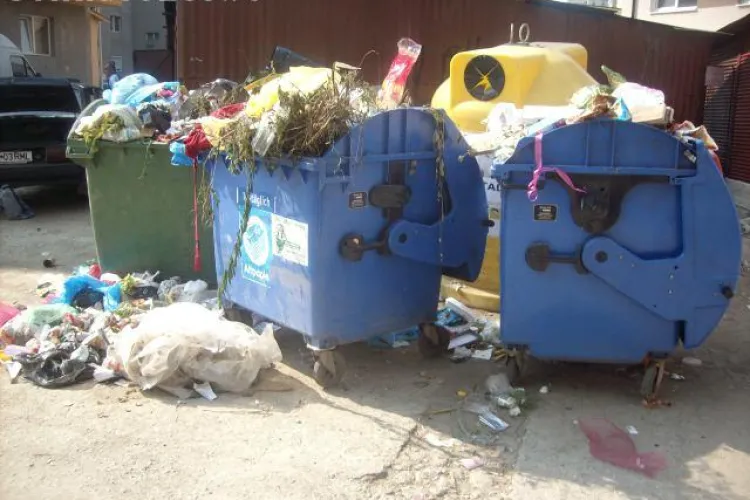 Clujenii se plâng de gunoiul lăsat în drum pe strada Cojocnei FOTO