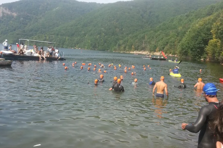 Traversarea lacului Tarnița! Concursul a fost câștigat de un înotător din Piteşti - FOTO