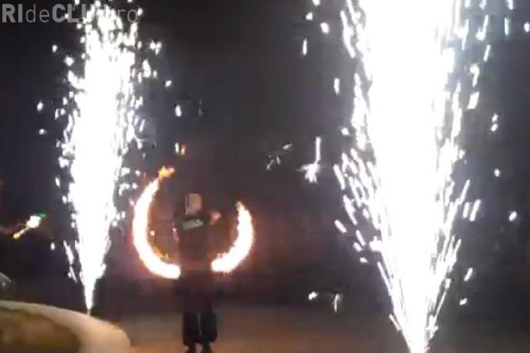 Acrobație cu foc în Piața Unirii, joi seara, la deschiderea Colours of Cluj - VIDEO