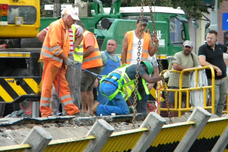 Podul Traian a fost închis! Bucata de pod prăbușită a FOST ridicată cu două super-macarale - FOTO