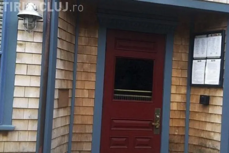 Incident bizar în fața unui bar. S-au trezit cu un rechin la ușă FOTO