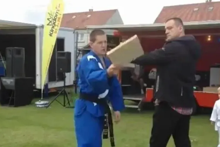 CLIPUL ZILEI: Cea mai penibilă demonstrație de arte marțiale VIDEO