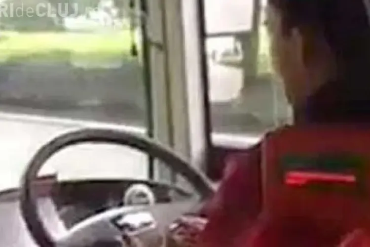 Șofer de autobuz concediat după ce a fost prins că își făcea manichiura la volan VIDEO