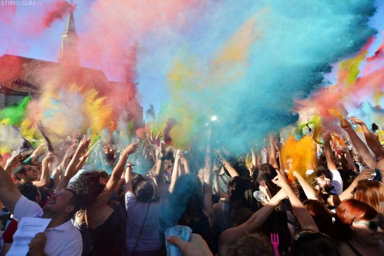 Bătălia culorilor în Piața Unirii, la festivalul Colours of Cluj - FOTO