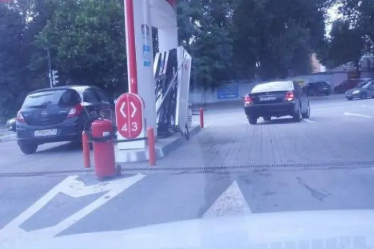 VIRALUL ZILEI: Cum alimentează o blondă la benzinărie FOTO