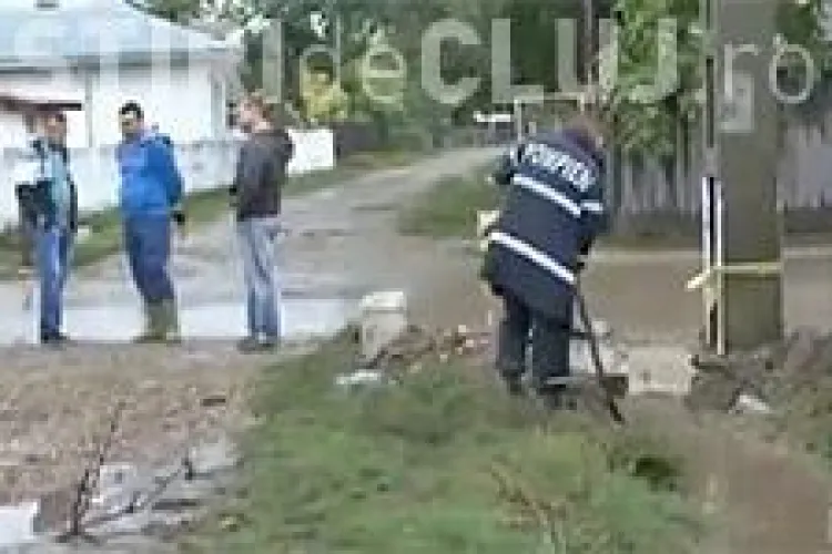 Ajutorul la români: Pompierii muncesc și sătenii rad de ei VIDEO