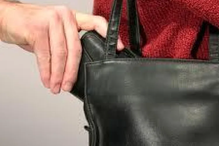 O hoață din Florești, prinsă în timp ce fura portofelul unei femei in autobuzul 30