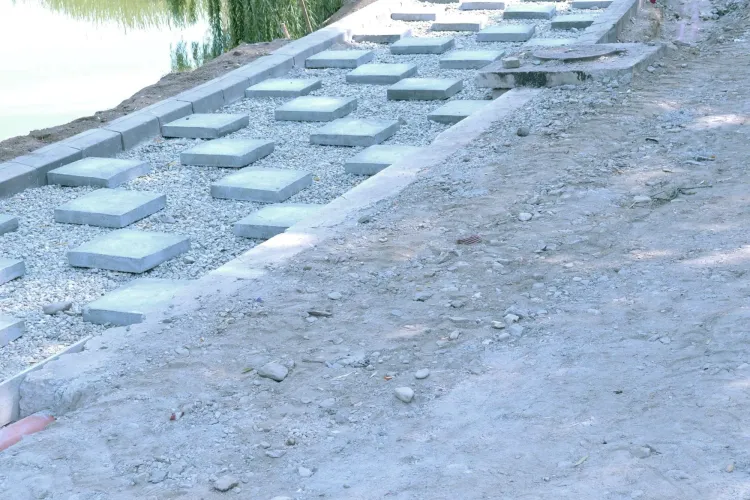 Cum decurg lucrările la parcul de la Iulius Mall Cluj! Pietonalul va fi suspendat peste lac - FOTO