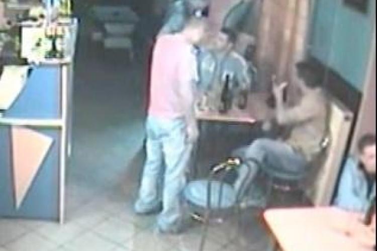 Trei hoți surprinși de camerele video în timp ce furau țigări dintr-un bar din Gherla VIDEO