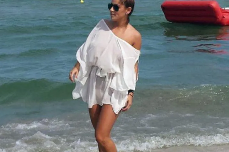 Frumoasa Roxana Vancea a mers pe skijet cu sânii la vedere - FOTO