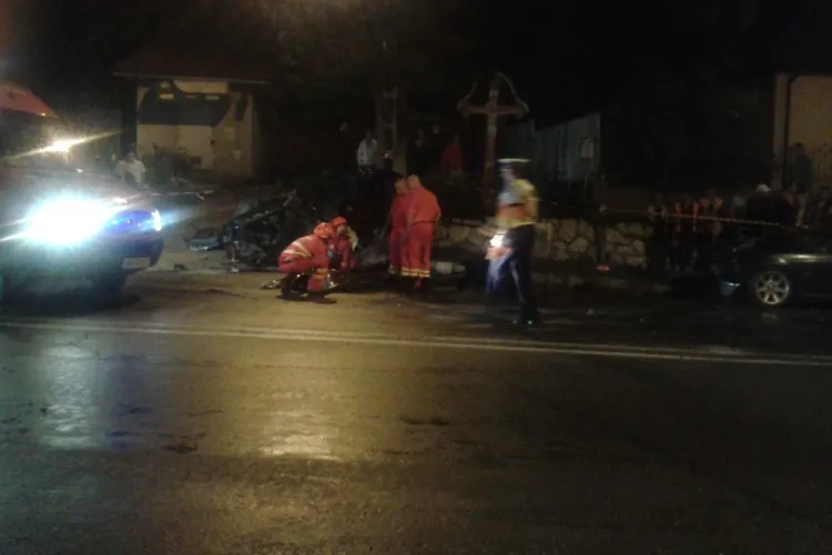 Accident mortal la iesire din Turda. Un BMW și un AUDI făceau LINIUȚE. UPDATE: Alte 13 persoane au fost rănite  - FOTO