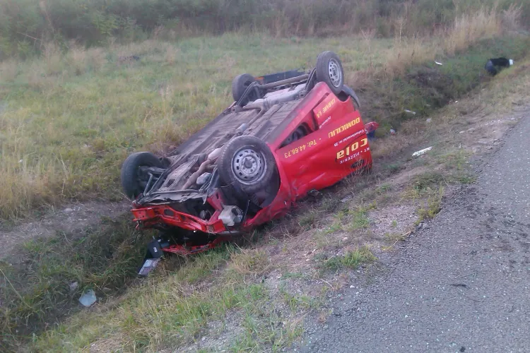 Accident la Jucu. Doi tineri s-au răsturnat cu mașina în șanț - FOTO