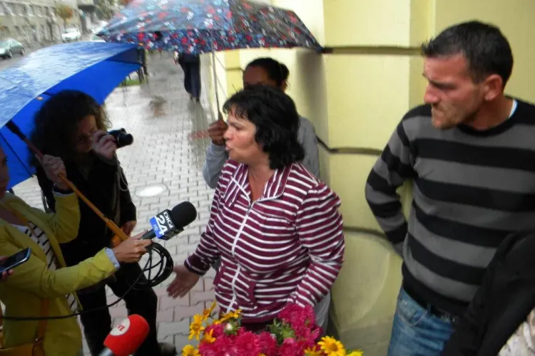 Florarii din Piața Mihai Viteazu protestează la Primărie: Vrem să ne lase să vindem în stradă - FOTO