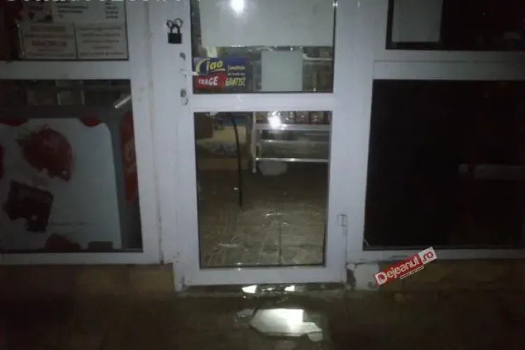 Trei minori au spart un magazin de haine la Dej