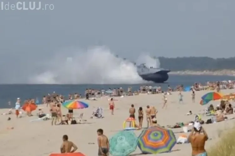 O navă de război de 550 de tone a aterizat pe o plajă populată de turiști - VIDEO