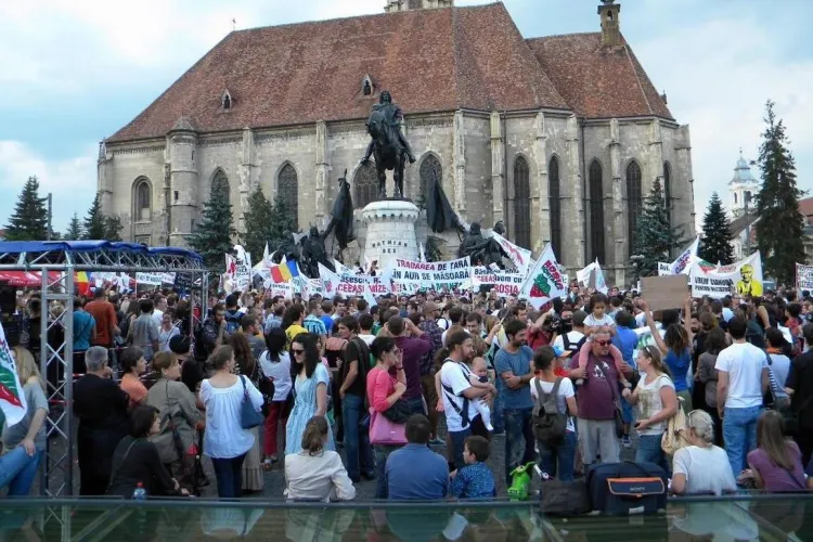 Protest împotriva proiectului Roșia Montană, marți, la Cluj-Napoca! Trafic blocat și sute de tineri care au cântat în stradă - VIDEO
