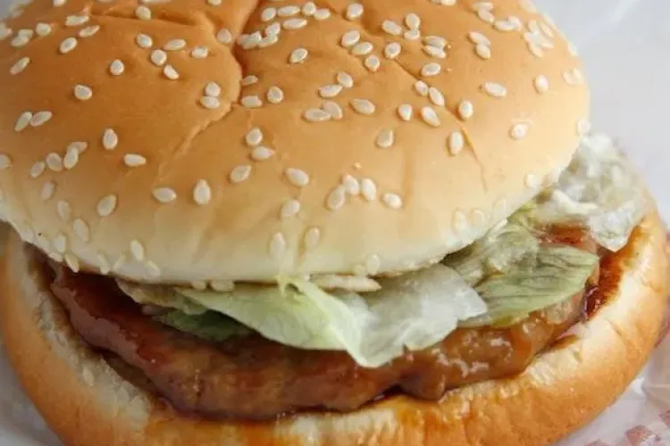 Cum arată bărbatul carea mâncat de 30 de ani numai la fast-food FOTO