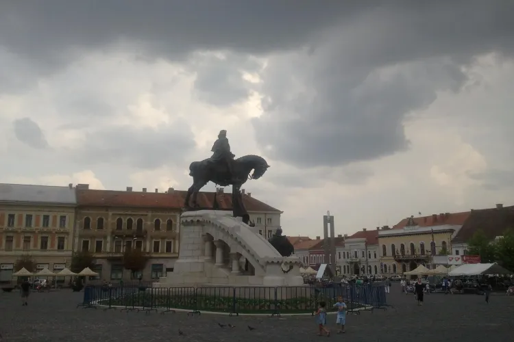 Măsuri extreme pentru protejarea lui Matei Corvin. De ce s-au pus garduri în jurul statuii - FOTO