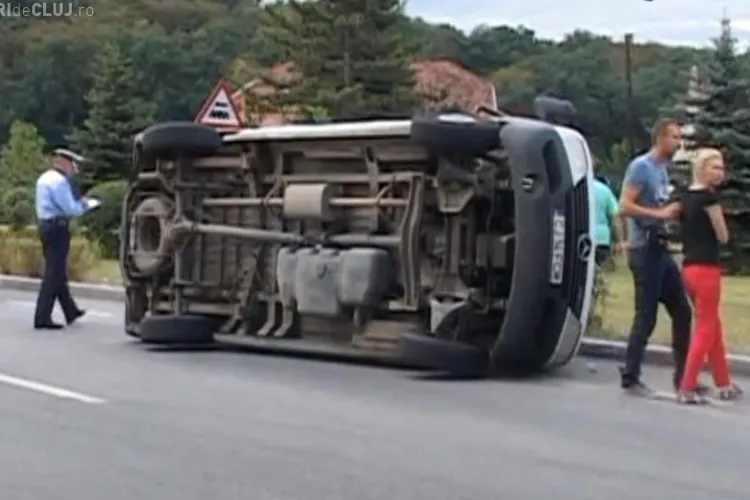 O șoferiță a reușit să răstoarne o DUBĂ la Dej - VIDEO