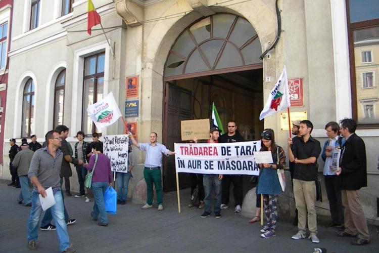 Crin Antonescu HUIDUIT la Cluj de protestatarii anti - Roșia Montană: ”Ai luat șapgă barosană, pentru Roșia Montană” - VIDEO