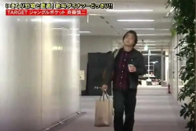 CLIPUL ZILEI: Întâlnire de groază pe holul unei clădiri VIDEO