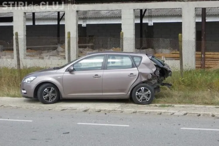 Accident la Livada. Un șofer a întors mașina în mijlocul șoselei, fără a se asigura FOTO