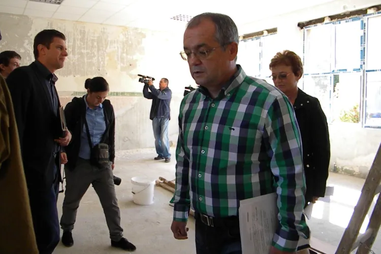 Emil Boc îi cere lui Ponta să retragă proiectului de lege privind Roşia Montană