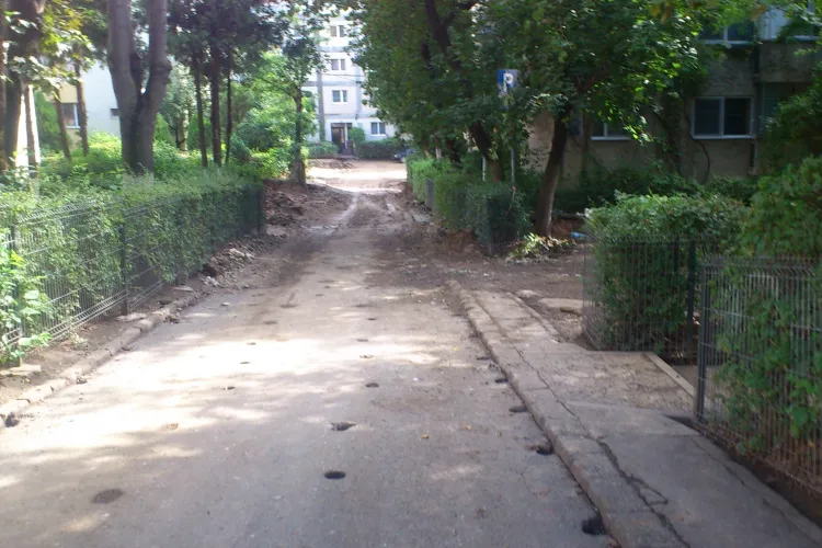 Kiat a ”ciuruit” Aleea Rucăr, din Mănăștur, și acum și-a mutat utilajele la intersecția Șapte Străzi - FOTO