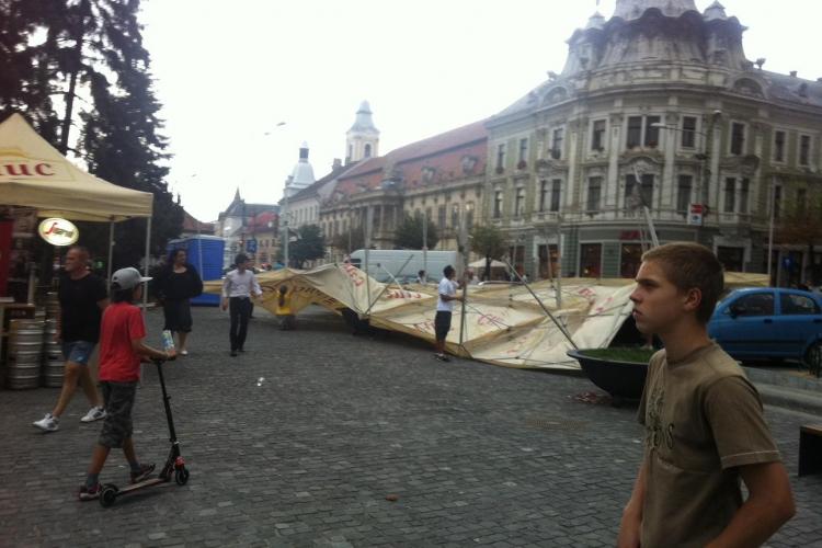 Vijelie la Cluj-Napoca! Corturile din Piața Unirii au fost luate pe sus - FOTO și VIDEO