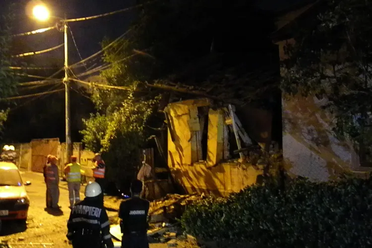 Explozie în Mănăștur, pe strada Ospătăriei. O casă a sărit în aer și 2 persoane au suferit arsuri. Vecinii dau vina pe E.ON Gaz - VIDEO